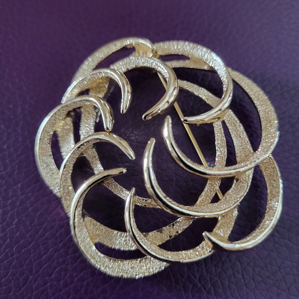 Sarah Coventry Goldtone Brooch with Elegant Design